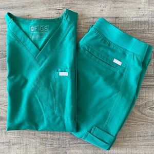 Men’s FIGS scrub set